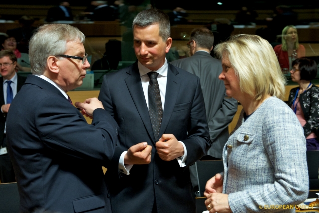 W centralnej części zdjęcia minister finansów Mateusz Szczurek rozmawia ze swoimi partnerami podczas spotkania w Luksemburgu.