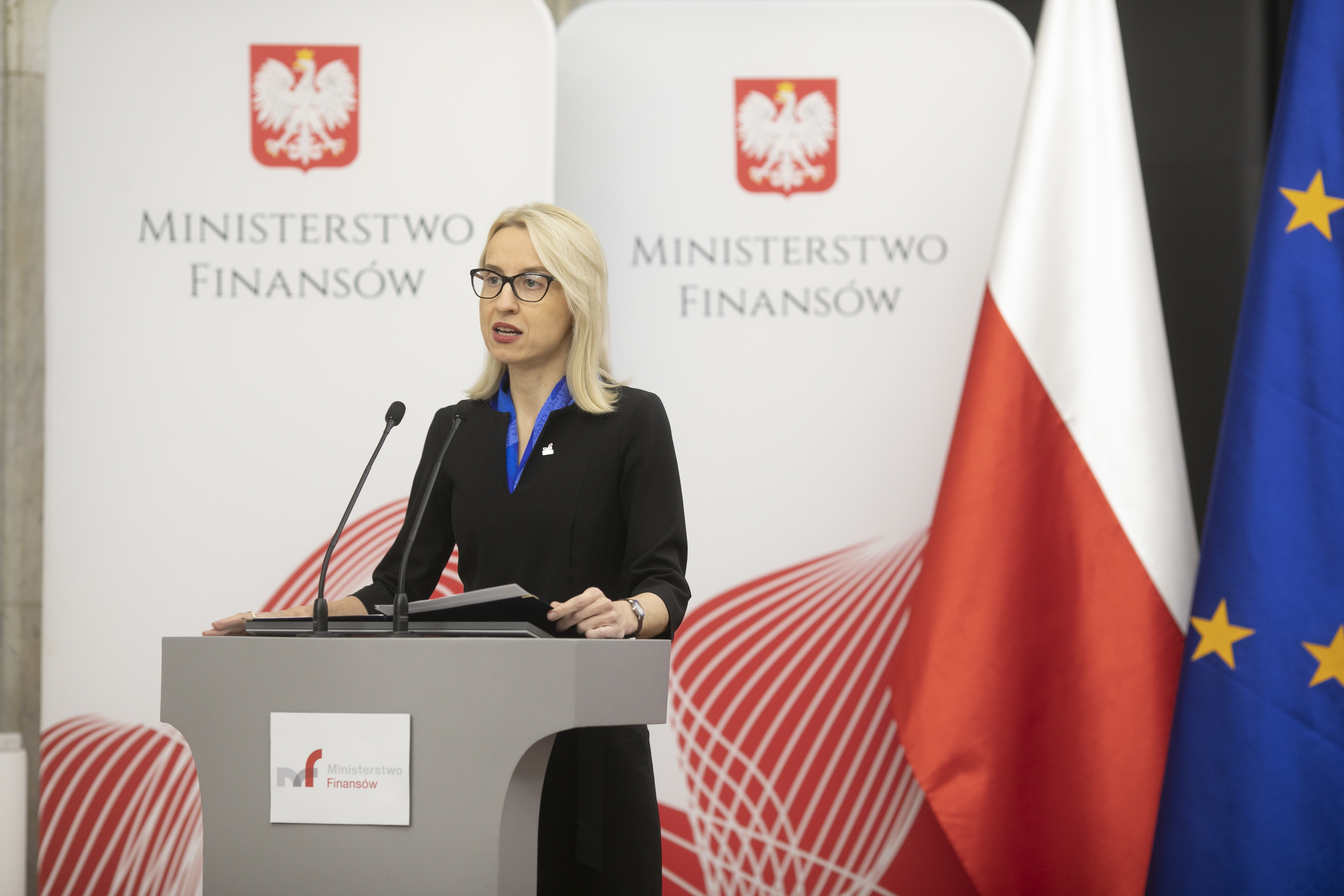 Minister Teresa Czerwińska przemawia do zgromadzonych gości podczas wystawy na temat historii polskiej skarbowości w Ministerstwie Finansów