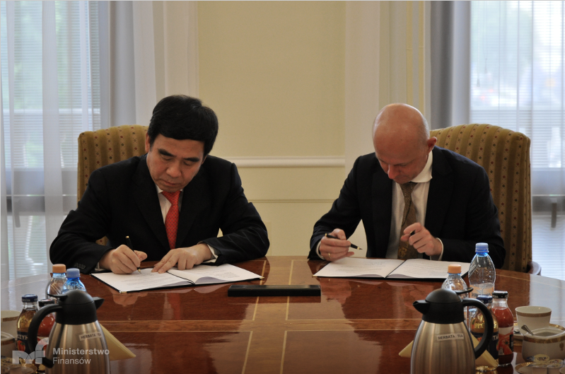 Paweł Szałamacha oraz Guoli Tian podpisują porozumienie o współpracy, 20 czerwca 2016 r.