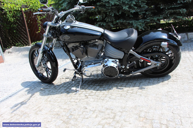 Motocykl Harley Davidson zabezpieczony przez służby kontrolne