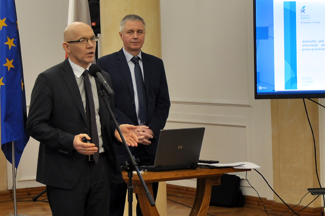 Minister Wiesław Jasiński podczas konferencji prasowej w Ministerstwie Finansów w dniu 9 marca 2016 r. przedstawia założenia koncepcji Jednolitego Pliku Kontrolnego.