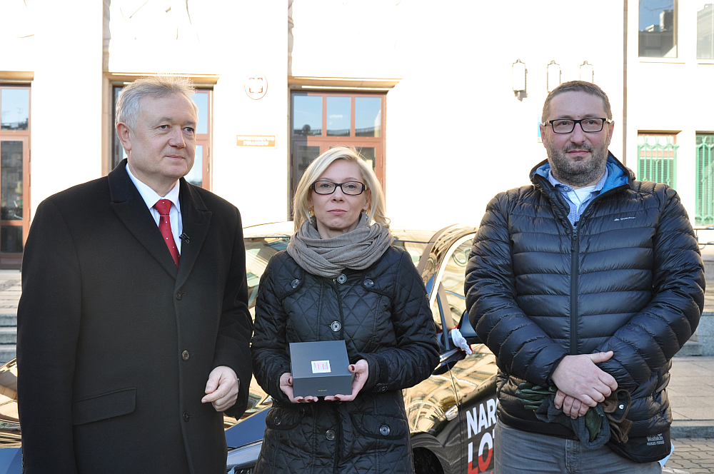 Wiceminister Wiesław Janczyk z panią Joanną i jej mężem przed wygranym samochodem