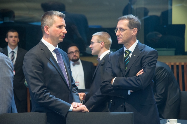 Na pierwszym planie minister finansów Mateusz Szczurek podczas rozmowy z ministrem finansów Węgier Mihály Varga