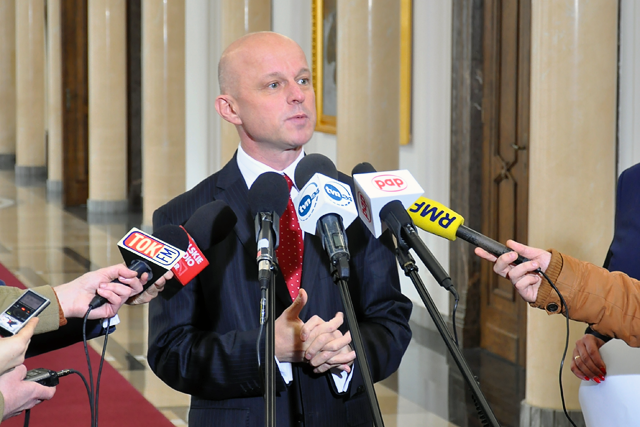 Minister Finansów Paweł Szałamacha odpowiada na pytanie dziennikarzy ws wydania nowej interpretacji indywidualnej dotyczącej toksycznych opcji walutowych