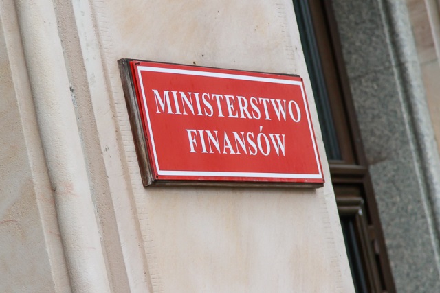 Tablica informacyjna na której widnieje napis Ministerstwo Finansów