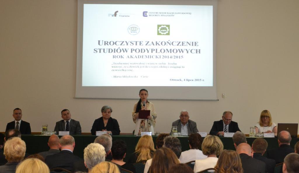 Wiceminister finansów Dorota Podedworna-Tarnowska przemawia podczas wręczania świadectw ukończenia studiów podyplomowych absolwentom w roku akademickim 2014/2015 w Otwocku.