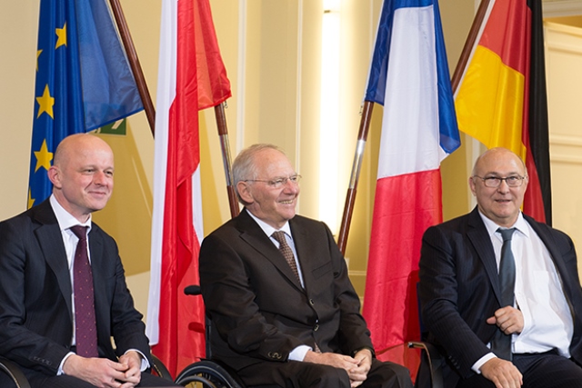 Zdjęcie na którym znajdują się – od lewej minister finansów Polski Paweł Szałamacha, Francji Michel Sapin oraz Niemiec Wolfgang Schäuble 