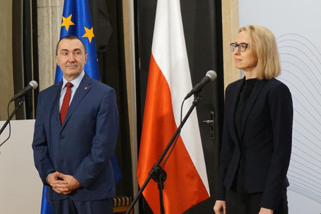 Minister T. Czerwińska wraz z zastępcą dyrektora Zbigniewem Wilińskim rozpocznają konferencję nt. JPK   