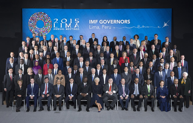 Zdjęcie grupowe uczestników spotkania Międzynarodowego Funduszu Walutowego oraz Grupy Banku Światowego 