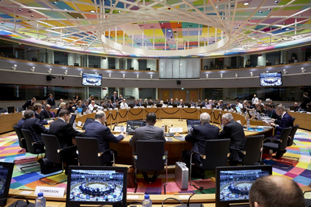Uczestnicy rady ECOFIN obradują przy okrągłym stole na posiedzeniu w dniu 5 grudnia 2017 r.