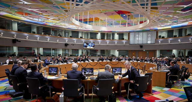 Uczestnicy Rady ECOFIN zgromadzeni przy okrągłym stole obrad