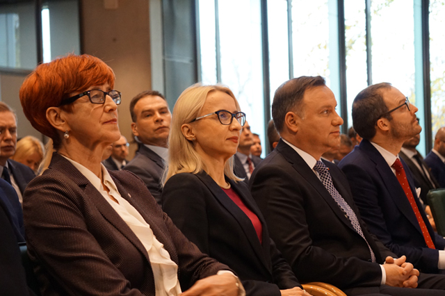 Minister Elżbieta Rafalska, minister Teresa Czerwińska oraz prezydent Andrzej Duda uważnie słuchają wystąpienia prezesa giełdy Marka Dietla.
