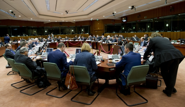 Uczestnicy posiedzenia Rady ECOFIN przy stole obrad.