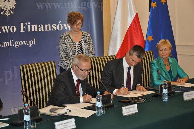 Prezes EBI Werner Hoyer oraz minister Szczurek podczas podpisania umów kredytowych.