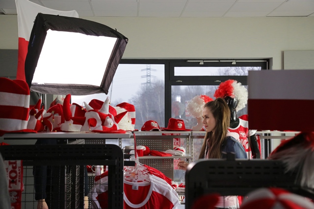 Zdjęcie ze spotu Narodowej Loterii Paragonowej na którym widać dziewczynę w sklepie kibica. 