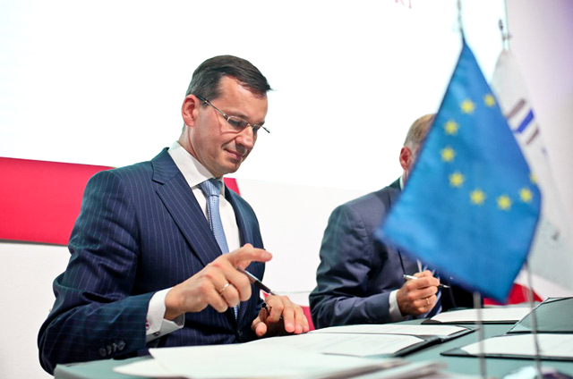 Wicepremier Mateusz Morawiecki podpisuje umowę kredytową podczas forum ekonomicznego w Krynicy Zdrój 