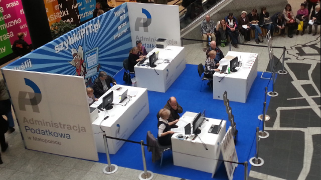Stoisko informacyjne administracji podatkowej podczas akcji składania PIT-ów w galerii handlowej w Gdańsku.