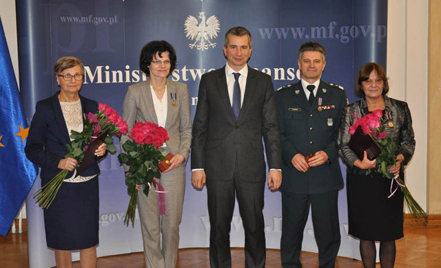 W centralnej części  zdjęcia minister finansów Mateusz Szczurek wraz z wyróżnionymi osobami.