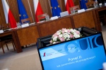Fotorelacja z debaty pt. Euro: jak i kiedy? (1 marca 2013 r.). Link graficzny.