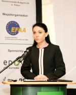 Fot 2 - podsekretarz stanu Dorota Podedworna-Tarnowska podczas konferencji nt. rachunkowości małych i średnich przedsiębiorstw