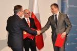 Od lewej minister Bartłomiej Sienkiewicz, prokurator generalny Andrzej Seremet oraz minister Mateusz Szczurek podają sobie dłoń podczas podpisania porozumienia o współpracy w zwalczaniu przestępczości gospodarczej. Fot. MSW