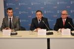 Od lewej minister Mateusz Szczurek, minister Bartłomiej Sienkiewicz oraz prokurator generalny Andrzej Seremet siedzą za stołem prezydialnym podczas podpisania porozumienia o współpracy w zwalczaniu przestępczości gospodarczej. Fot. MSW