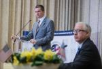 Minister Mateusz Szczurek stoi za mównicą podczas spotkania w Amerykańskiej Izbie Handlowej, 5 luty 2014 r., fot. Jacek Domiński, Agencja Fotograficzna Reporter,