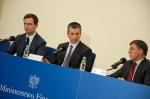 Ministrowie finansów oraz pracy i polityki społecznej Mateusz Szczurek i Władysław Kosiniak-Kamysz oraz prezes ZUS Zbigniew Derdziuk podczas konferencji prasowej na temat przeniesienia środków z OFE do ZUS, za stołem prezydialnym.