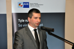 Minister finansów  Mateusz Szczurek stojący przed mikrofonem podczas spotkania z niemieckimi przedsiębiorcami, 13.02.2014 r., fot. AHK Polska