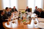 Spotkanie ministra finansów z prezesem Europejskiego Banku Inwestycyjnego, 6 marca 2014 r. - uczestnicy delegacji MF i EBI siedzą za okrągłym stołem