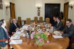 Od lewej siedzą za stołem delegacje OECD oraz Ministerstwa Finansów podczas spotkania w Ministerstwie Finansów 10.03.2014 