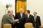 Minister Mateusz Szczurek wita się z członkami ECON, na zdjęciu minister ściska dłoń jednego z członków delegacji