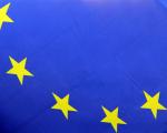 Grafika przedstawiająca fragment flagi Unii Europejskiej, żółte gwiazdy na niebieskim tle