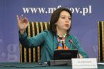 Na zdjęciu siedząca za stołem przed mikrofonem szefowa misji MFW w Polsce Julie Kozack podczas wypowiedzi prezentującej raport