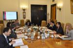 Zdjęcie przedstawia siedzących przy stole: wiceminister finansów Izabelę Leszczynę oraz przedstawicieli Kongresu Władz Lokalnych i Regionalnych Rady Europy