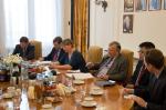 Zdjęcie przedstawia ministra finansów Mateusza Szczurka podczas spotkania z ministrem bez teki i bliskim doradcą premiera Wielkiej Brytanii Davida Camerona do spraw polityki gospodarczej Kennethem Clarke'm.