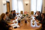 Na zdjęciu: uczestnicy spotkania ministrów finansów Polski i Kanady, 27.06.14 rozmawiają siedząc przy okrągłym stole