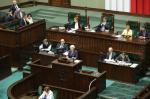 Za trybuną sejmową K. Skowrońska przedstawia sprawozdanie z wykonania budżetu za 2013 r., fot. Sejm RP/Rafał Zambrzycki