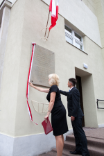 Wiceminister J. Kapica podczas uroczystości odsłonięcia tablicy przy ulicy Lindleya 14 odczepia biało-czerwoną szarfę