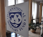 Baner z logo MFW na korytarzu MF