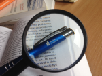 zdjęcie przedstawia długopis z powiększonym napisem Kontrola skarbowa na tle otwartej księgi