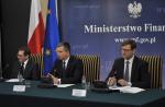 Na zdjęciu od lewej: prezes UOKiK Adam Jasser, minister finansów Mateusz Szczurek, wiceminister finansów Artur Radziwiłł.