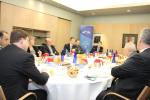Uczestnicy spotkania Europejskiej Partii Ludowej dyskutujący za stołem