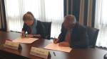 Zdjęcie przedstawia podpisanie porozumienia z jednostką analityki finansowej Belize.Zdjęcie przedstawia Generalnego Inspektora Informacji Finansowej, Panią Agnieszką Królikowską oraz Pana Erica Eusey, Belize.
