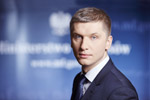 Zdjęcie portretowe podsekretarza stanu Piotra Nowaka. Link graficzny do galerii zdjęć.