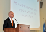 Minister Paweł Szałamacha przemawia podczas konferencji