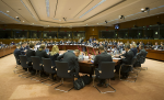 Uczestnicy posiedzenia ECOFIN siedzą wokół stołu w sali posiedzeń