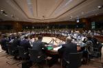 Uczestnicy Rady ECOFIN podczas obrad siedzą przy zaokrąglonym stole
