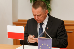 Wiceminister Banaś podpisuje porozumienie w sprawie bezpośredniej dwustronnej współpracy administracyjnej z resortem finansów Czech