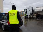 funkcjonariusz Służby Celnej, w tle cysterna